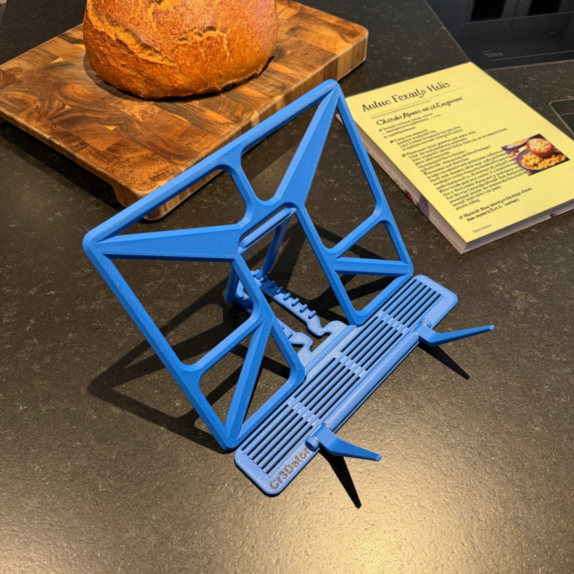 Read Dock in Slate Blue auf der Küchenplatte