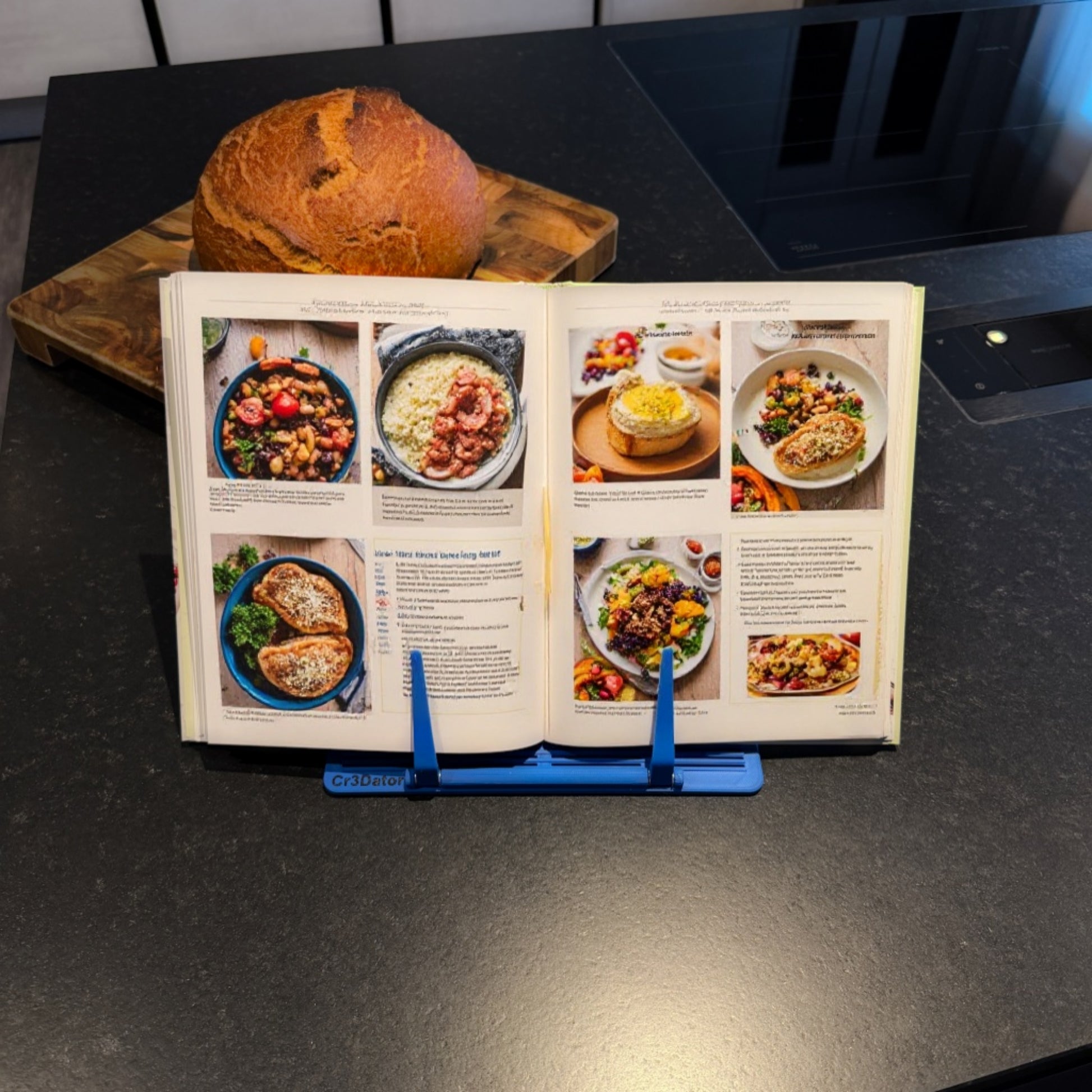 Read Dock in Slate Blue auf der Küchenplatte mit einem Buch