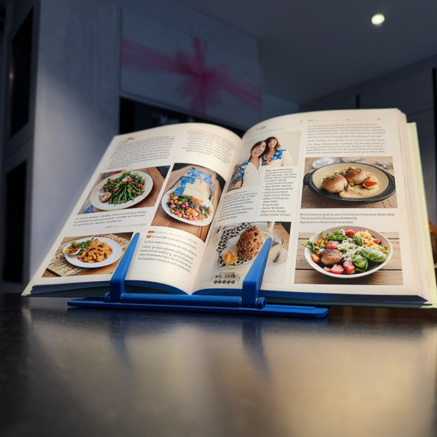 Read Dock in Slate Blue auf der Küchenplatte mit einem Buch